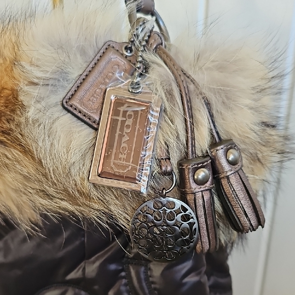Coach 2010 NWT Hamptons Ski Fur XL Hobo Bag Coyote Fur Trim Quilted Black - Picture 4 of 16